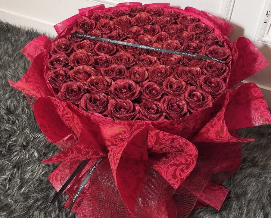 Hoa hồng s&aacute;p b&oacute; to